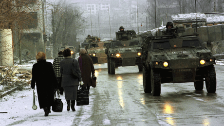 Die Friedenstruppe IFOR bei einer Patrouille in Sarajevoim Jahr 1996