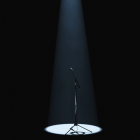 Mikrofon auf einer Bühne im Rampenlicht
