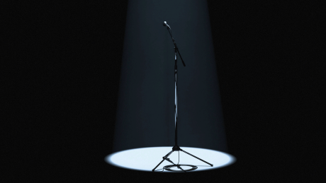 Mikrofon auf einer Bühne im Rampenlicht