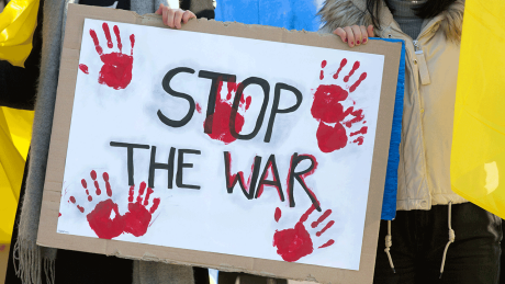 Gegen den Krieg in der Ukraine: Demonstrierende mit Plakaten auf der Straße des 17. Juni in Berlin @ IMAGO / Stefan Trappe