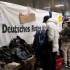 Flüchtlinge, die aus der Ukraine angekommen sind, decken sich nach ihrer Ankunft am Berliner Hauptbahnhof mit gespendeter Kleidung ein.