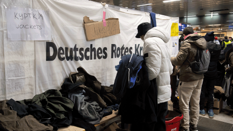 Flüchtlinge, die aus der Ukraine angekommen sind, decken sich nach ihrer Ankunft am Berliner Hauptbahnhof mit gespendeter Kleidung ein.