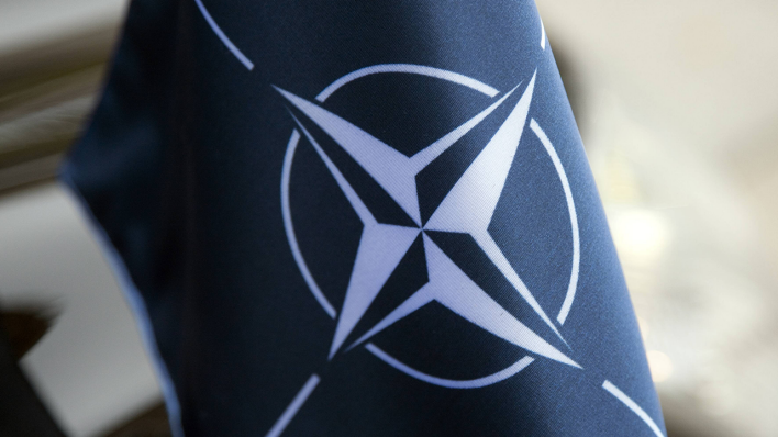 Das NATO-Hoheitszeichen auf einem Wimpel © imago/Reiner Zensen