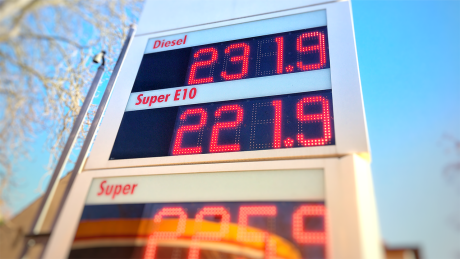 Preise für Benzin und Diesel von über zwei Euro pro Liter an einer Tankstelle © radioeins/Chris Melzer