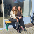 Alessandra-Isabel Hager und Stefanie Barz, Co-Gründerinnen von Again Guide vor dem Kleider-Mietservice P-o-o-l in Berlin © Julia Vismann