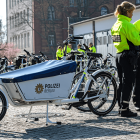 Mitglieder der Polizei-Fahrradstaffel stehen bei einem Foto- und Medientermin an einem der neuen Lastenfahrräder