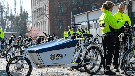 Mitglieder der Polizei-Fahrradstaffel stehen bei einem Foto- und Medientermin an einem der neuen Lastenfahrräder