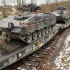 Soldaten verladen Schützenpanzer "Marder" auf Güteranhänger der Eisenbahn © dpa/Hendrik Schmidt