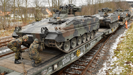 Soldaten verladen Schützenpanzer "Marder" auf Güteranhänger der Eisenbahn © dpa/Hendrik Schmidt