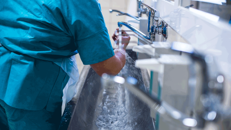 Ein Chirurg wäscht seine Hände vor einer Operation