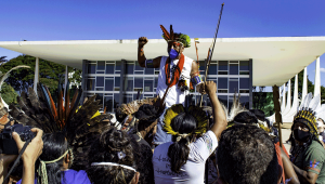 Indigene Völker verschiedener Ethnien protestieren im Juni 2021 in Brasilia gegen einen Gesetzentwurf, der die Regeln für die Abgrenzung von indigenem Land ändert