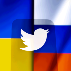 Das Twitter-Logo vor ukrainischer und die russischer Flagge (Collage)