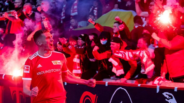 Grischa Prömel feiert am 09.04.2022 vor den Fans des 1. FC Union Berlin im Berliner Olympiastadion © imago images/Jan Huebner