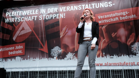 Caren Lay (Linke) bei der "Alarmstufe Rot" Demo 2020 © IMAGO / Hartenfelser