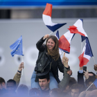 Macron-Anhänger*innen jubeln nach der Bekanntgabe der Hochrechnung © IMAGO / PanoramiC