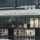 Eingang zur Technischen Universität Berlin © imago images/Rolf Kremming
