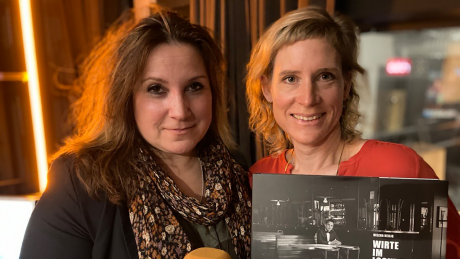Meryem Celik zusammen mit der Fotografin Helena Heilig (re.) Meryem Celik zusammen mit der Fotografin Helena Heilig (re.)