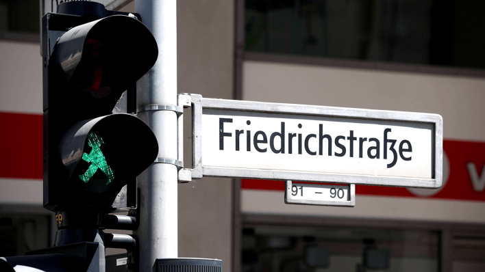Straßenschild der Friedrichstraße mit einen grünen Fußgängerampel © imago images/F. Berger