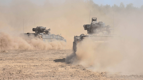 Schützenpanzer Marder der Bundeswehr während einer Gefechtsübung © imago images/Sven Eckelkamp