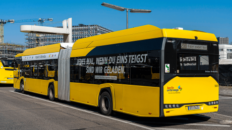 E-Metro Bus an der Ladestation am Busbahnhof Zoologischer Garten © imago images/imagebroker