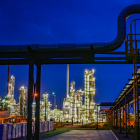Die Anlagen der Erdölraffinerie auf dem Industriegelände der PCK-Raffinerie GmbH in Schwedt sind abends beleuchtet © dpa/Patrick Pleul