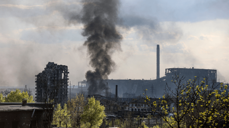 Rauch steigt aus dem Stahlwerk Asovstal in Mariupol auf © Alexei Alexandrov/AP/dpa