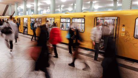 Eine U-Bahn der Berliner BVG an einer Haltestelle.