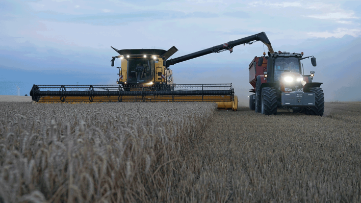 Mähdrescher und Traktor auf einem Feld