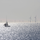 Ein Offshore-Windpark mit Segelboot