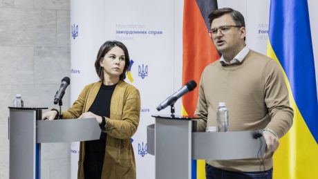 Annalena Baerbock Bundesaussenministerin, und Dmytro Kuleba, Aussenminister der Ukraine. (Bild: IMAGO / photothek)