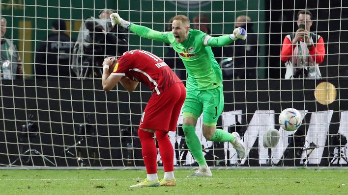 Ermedin Demirovic (SC Freiburg) verschießt Elfmeter, Torwart Peter Gulacsi (RB Leipzig) jubelt © imago images/O. Behrendt
