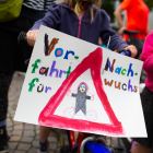 Ein Transparent einer jungen Radfahrerin während einer "Kidical Mass"-Demo. (Bild: picture alliance/dpa | Thomas Banneyer)