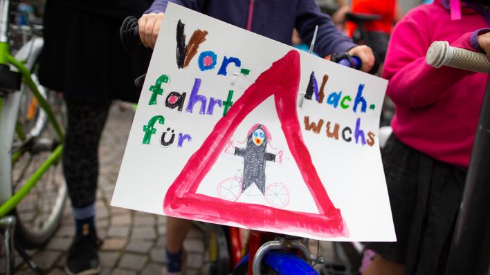 Ein Transparent einer jungen Radfahrerin während einer "Kidical Mass"-Demo. (Bild: picture alliance/dpa | Thomas Banneyer)