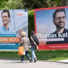 Wahlplakate der beiden Spitzenkandidaten von CDU und SPD, Hendrik Wüst, CDU, Ministerpraesident des Landes Nordrhein-Westfalen, und Thomas KUTSCHATY, Vorsitzender der SPD-Landtagsfraktion. (Bild: IMAGO / Sven Simon)