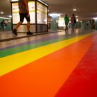 Regenbogen-Kunstwerk am Bahnhof Alexanderplatz. (Bild: IMAGO / A. Friedrichs)