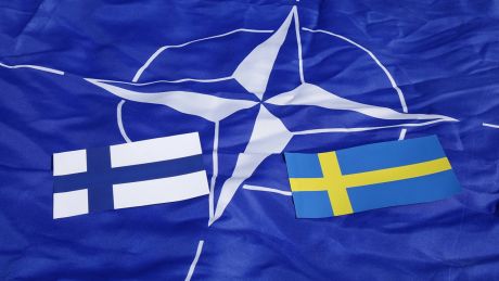 Flagge der NATO sowie von Schweden und Finnland. (Bild: IMAGO / Steinach)