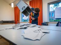 In einem Wahllokal wird am 26.09.2021 die Wahlurne ausgeleert und die Stimmen ausgezählt © imago images/Rüdiger Wölk