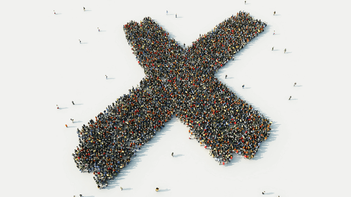 Luftbild einer Menschenmenge in Form eines Kreuzes © imago images/Ikon Images