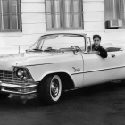 Elvis Presley in seinem Chrysler Imperial (1958) © imago images/Mary Evans