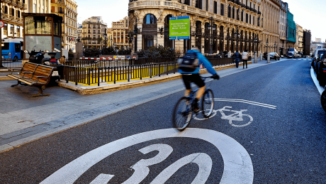 Ein Fahrradfahrer in Madrid © imago images/Elena de las Heras