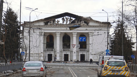 Blick auf das nach einem russischen Angriff zerstörte Drama-Theater von Mariupol © AP Photo/Alexei Alexandrov