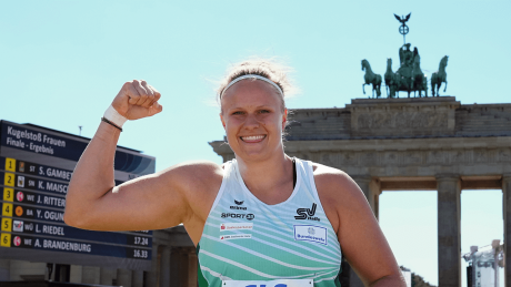 Sara Gambetta, SV Halle, ist Deutsche Meisterschaft im Kugelstoßen und jubelt über ihren Sieg © dpa/Soeren Stache