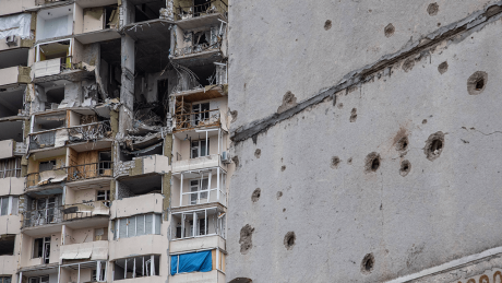 Ukraine: Durch Luftangriffe zerstörte Wohngebäude in Tschernihiw © Michal Burza/ZUMA Press Wire/dpa
