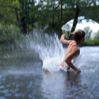 Ein Junge springt in Wasser © imago/Frank Sorge