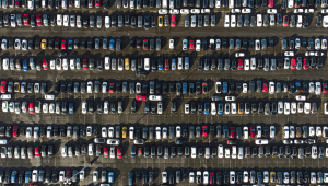 Autos stehen auf einem großen Parkplatz bei Ketzin