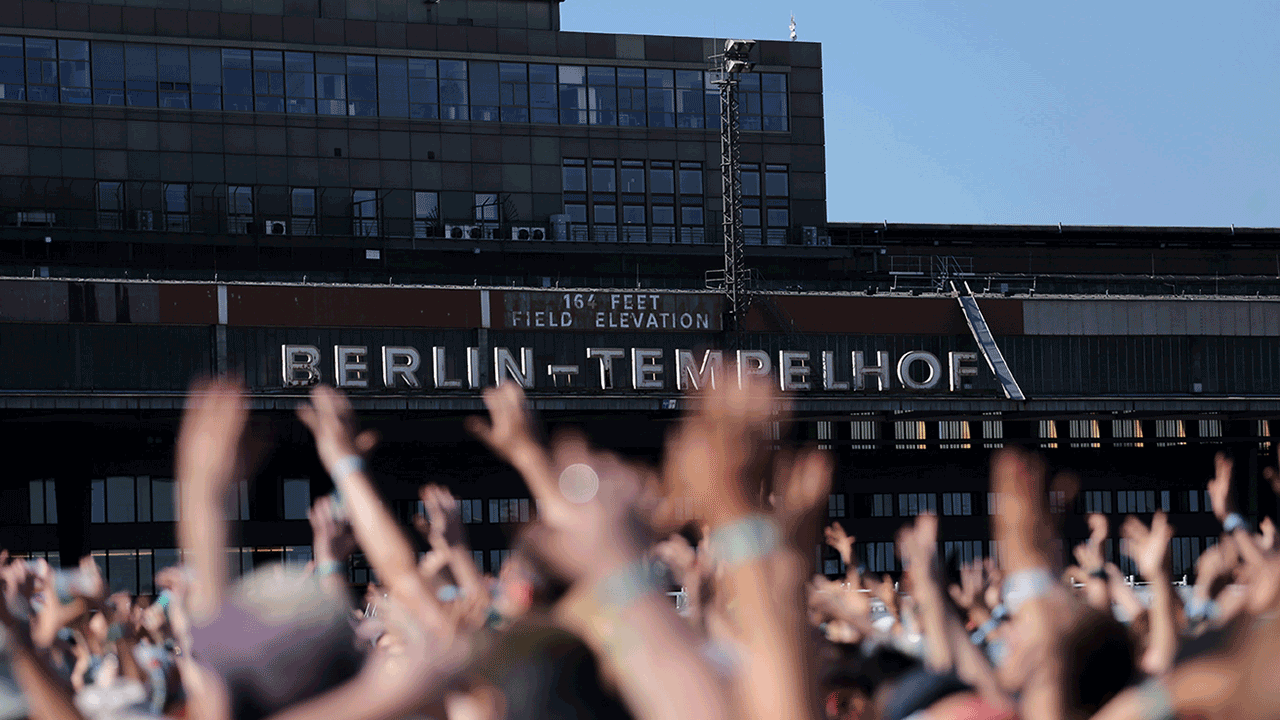 Besucherinnen und Besucher beim Tempelhof Sounds Festival