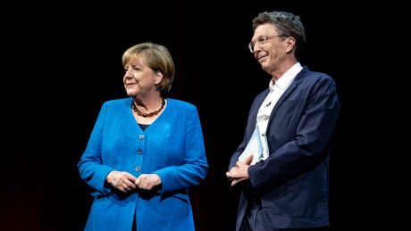 Angela Merkel (CDU) steht im Berliner Ensemble neben dem Journalisten Alexander Osang. (Bild: picture alliance/dpa | Fabian Sommer)