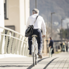 Ein Mann mit Aktentasche fährt auf dem Fahrrad (Symbolbild) © imago images/Westend61