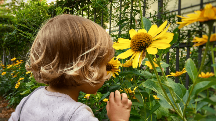 Ein Kind riecht an einer Blume © radioeins/Chris Melzer