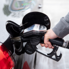 Ein Autofahrer steckt an einer Tankstelle einen Diesel-Zapfhahn in die Tanköffnung seines Fahrzeugs © dpa/Felix König